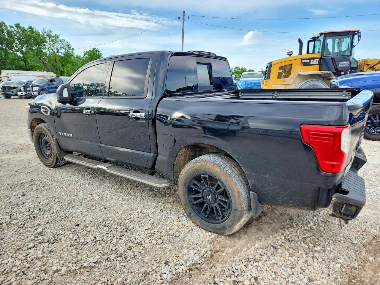2017 Nissan Titan Sv - Фото 2