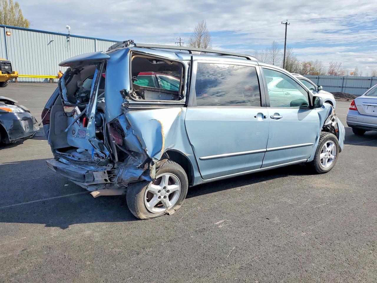 2004 Toyota Sienna Le 7 Passenger - Image 3