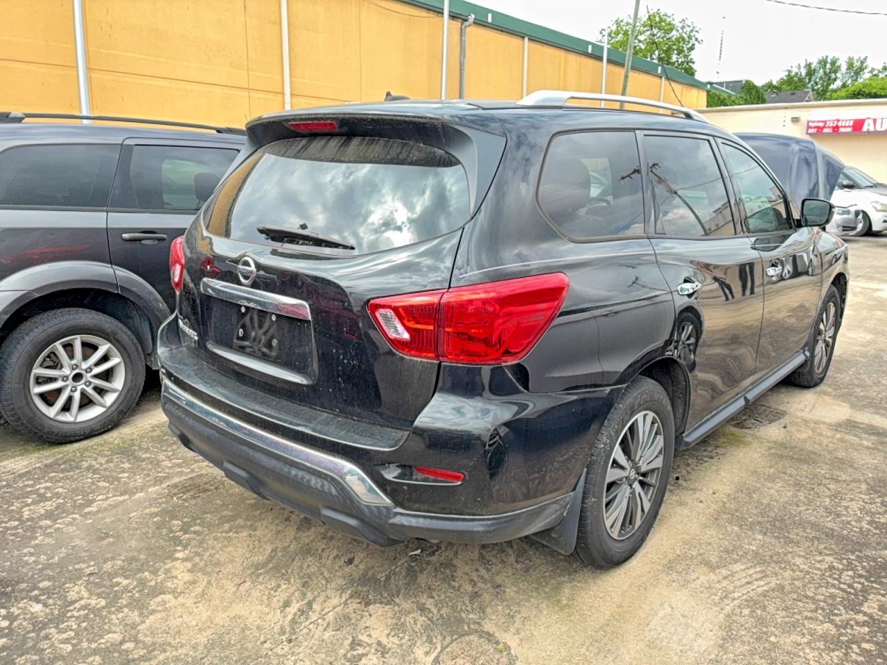 2017 Nissan Pathfinder S - Image 4