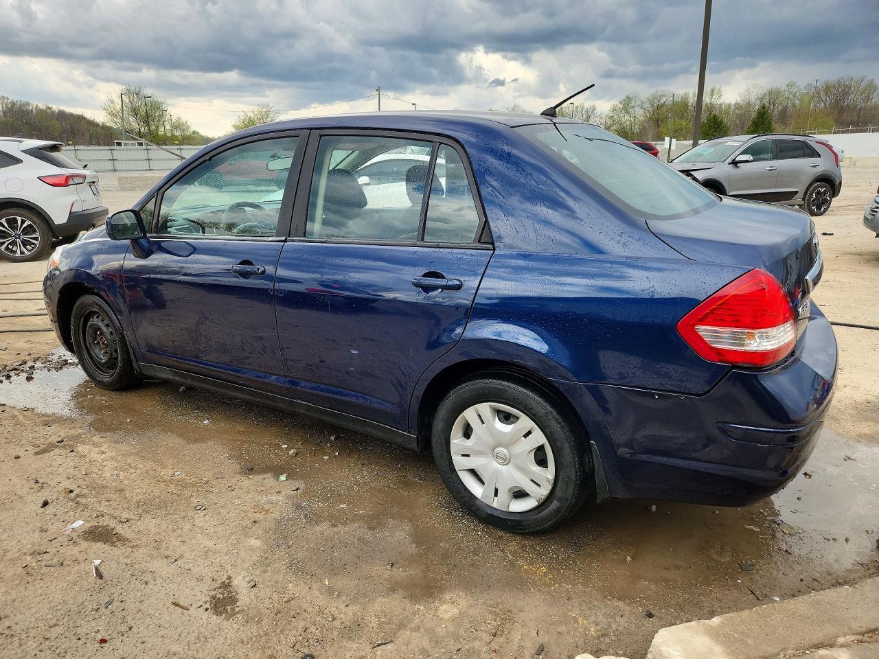 2010 Nissan Versa 1.8 S - Фото 2