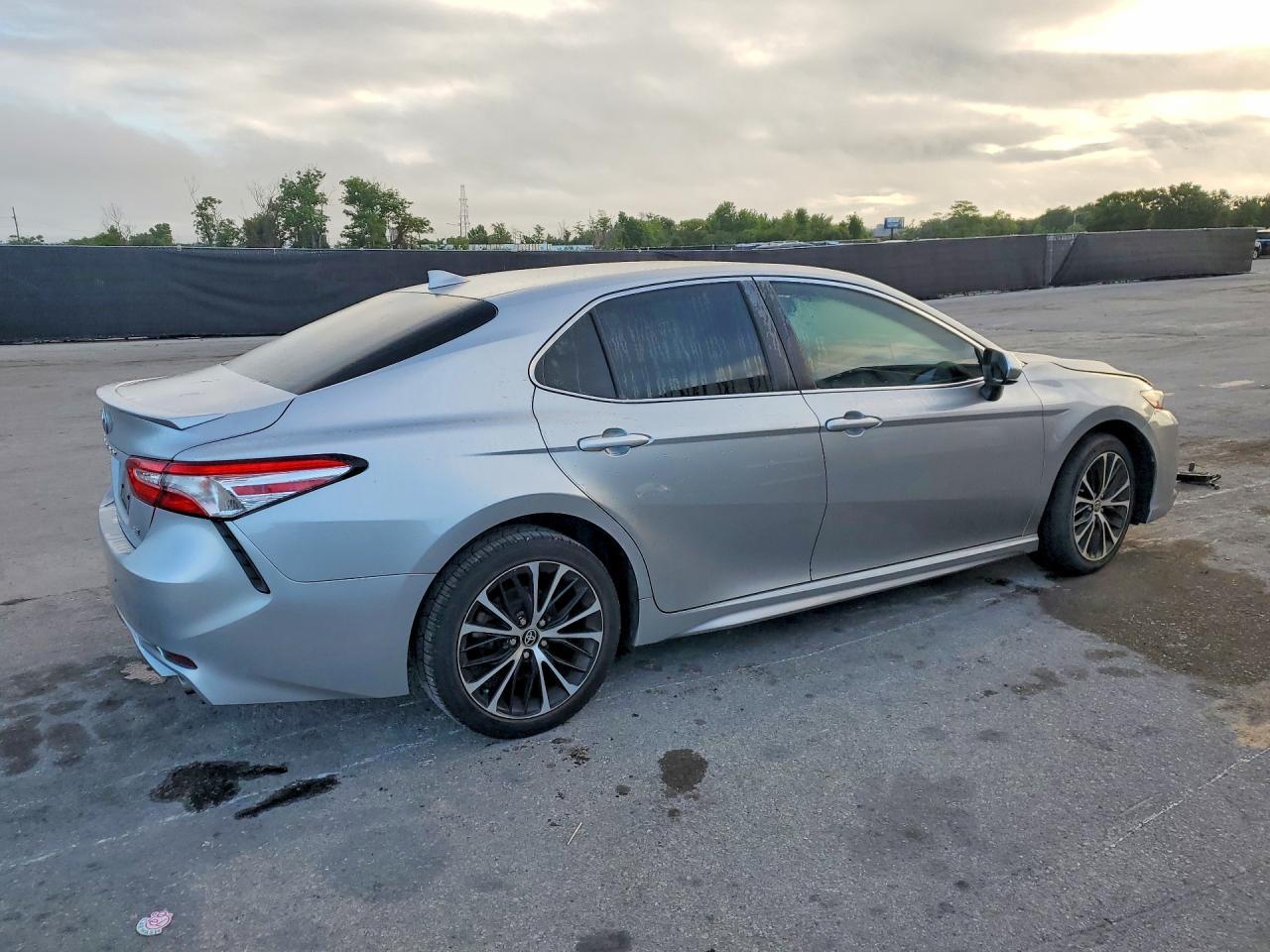 2020 Toyota Camry Se - Фото 3