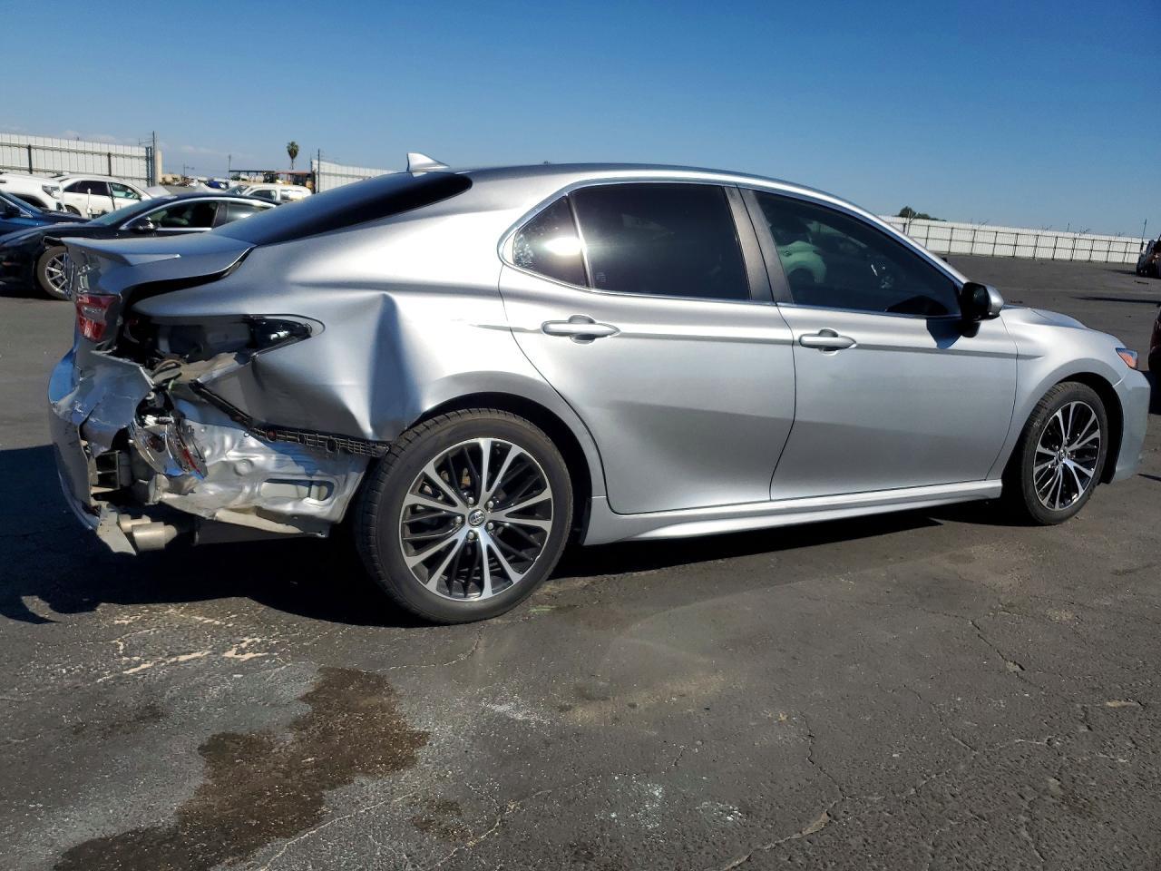2020 Toyota Camry Se - Фото 3