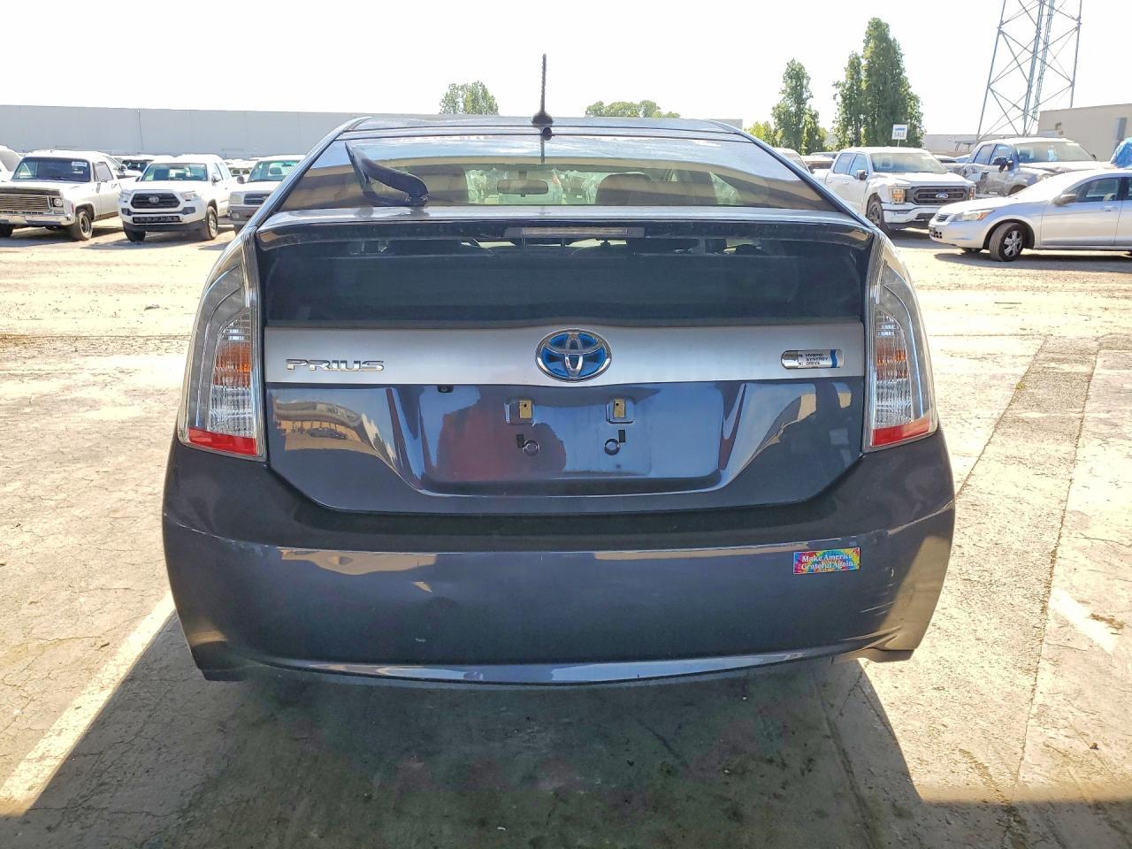 2015 Toyota Prius Plug-In Hybrid Base - Image 6