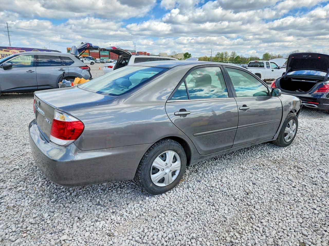 2005 Toyota Camry Le - Фото 3