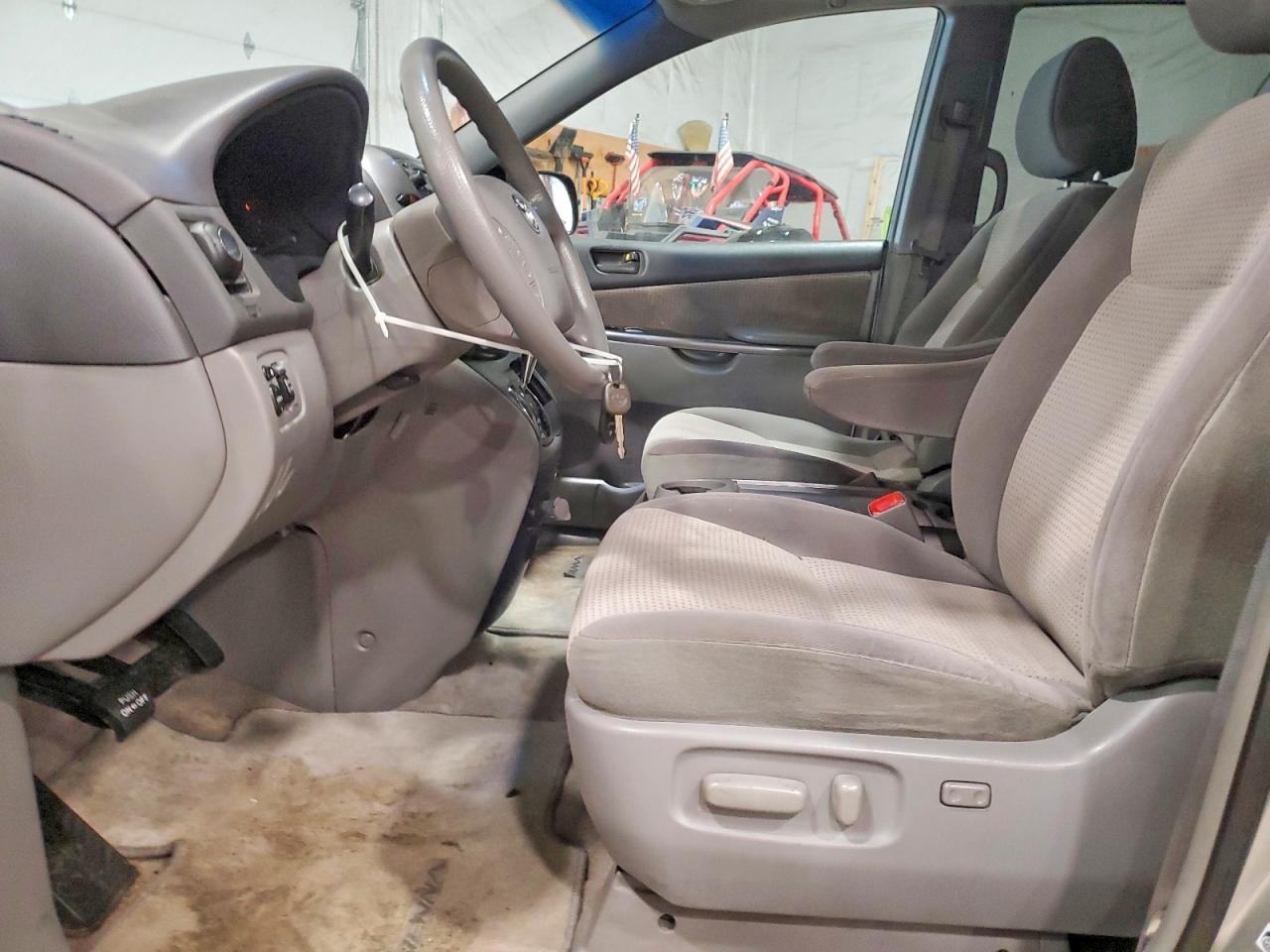 2010 Toyota Sienna Le 7-Passenger - Image 7