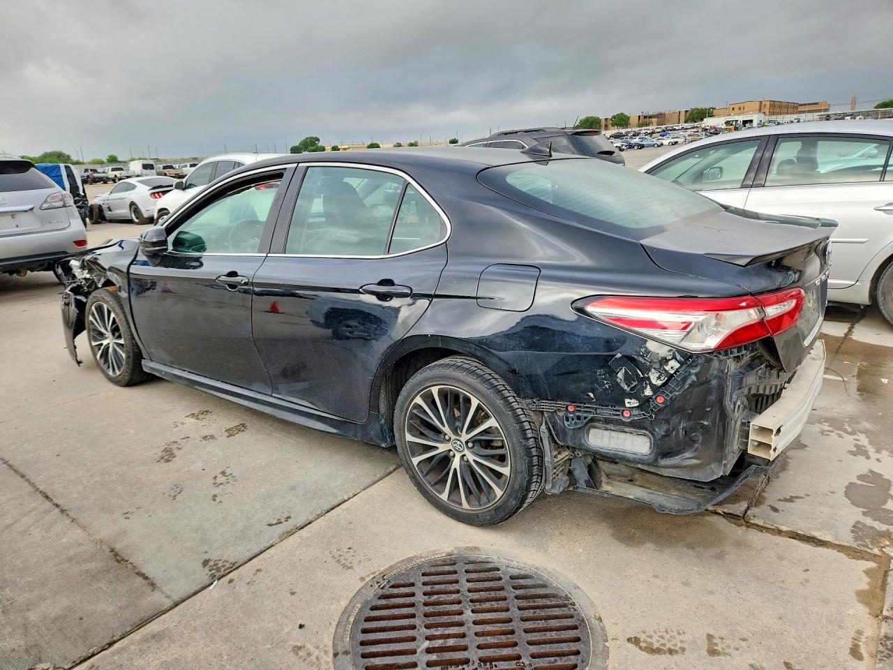 2020 Toyota Camry Se - Фото 2