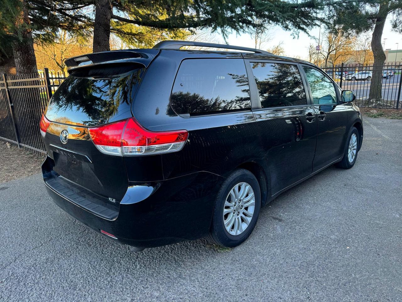 2014 Toyota Sienna Xle 8-Passenger - Фото 4