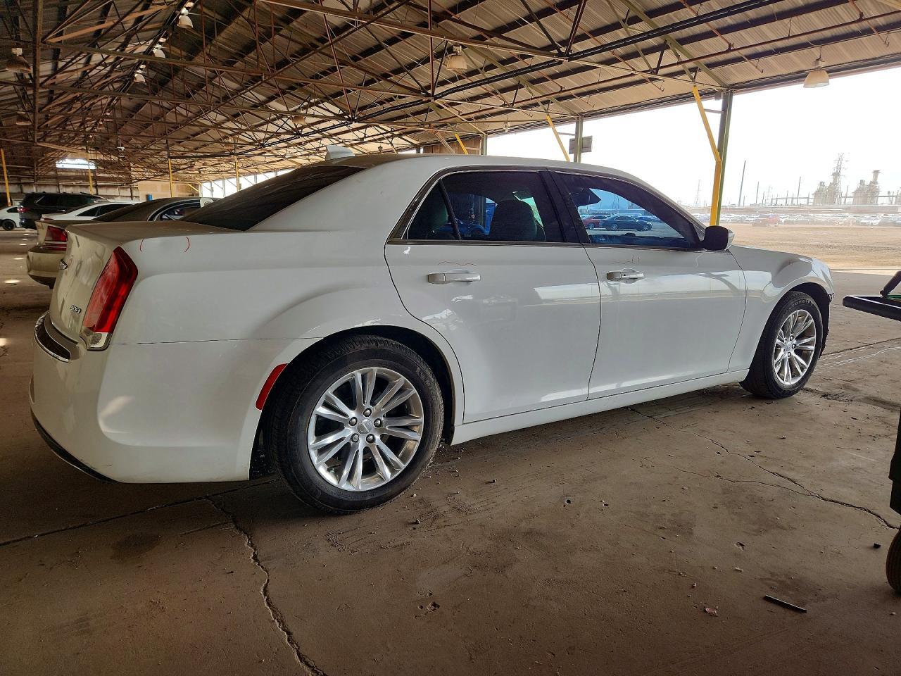2016 Chrysler 300 Limited - Фото 3
