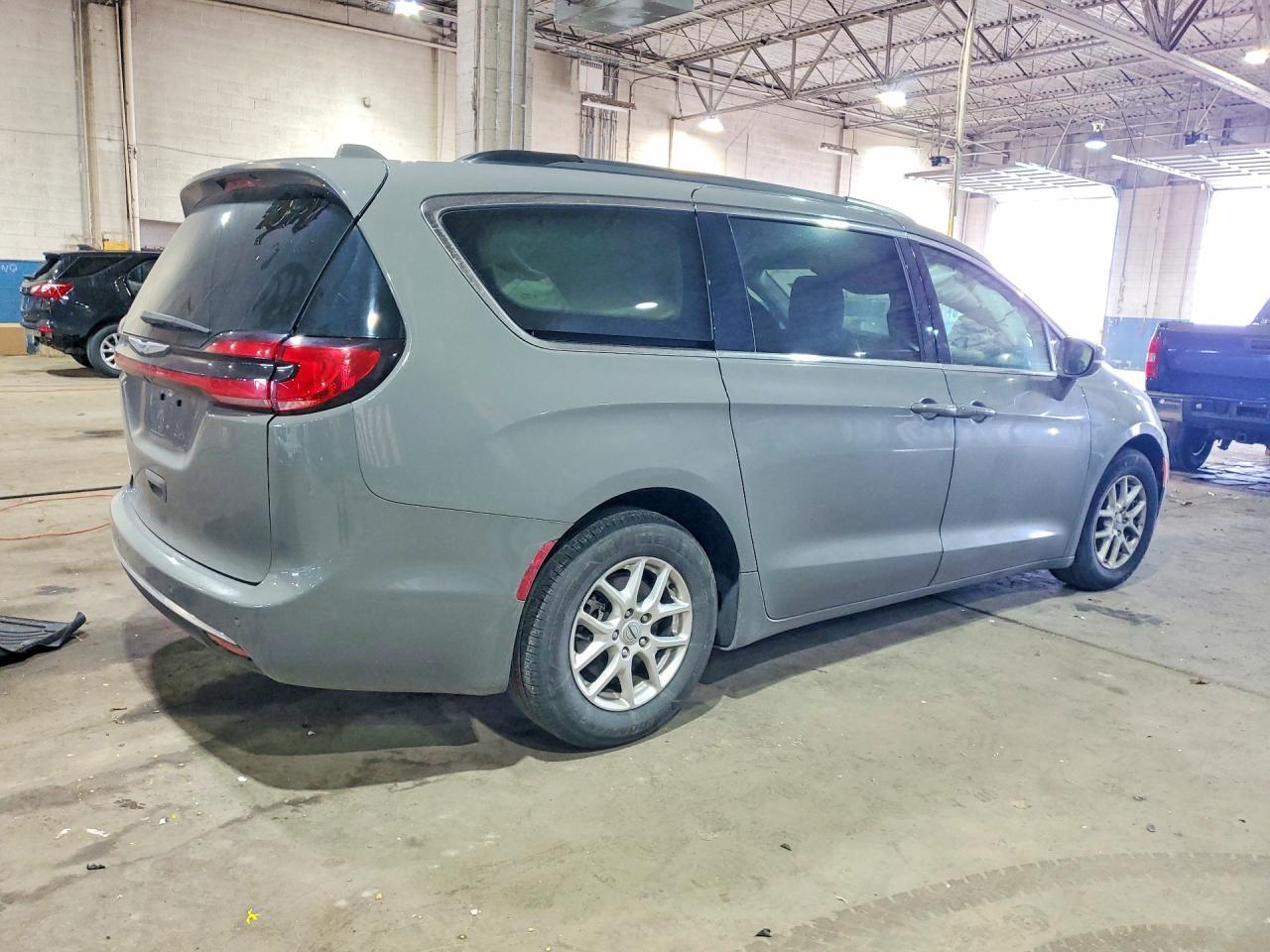 2022 Chrysler Pacifica Touring L - Image 3