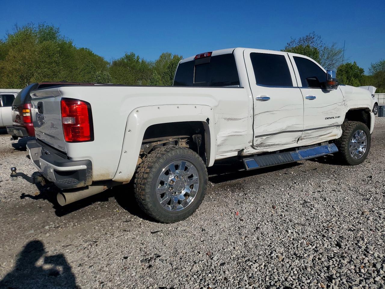 2017 GMC Sierra K2500 Denali - Image 3