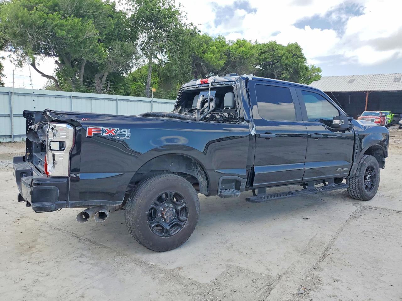 2025 Ford F250 Super Duty - Фото 3