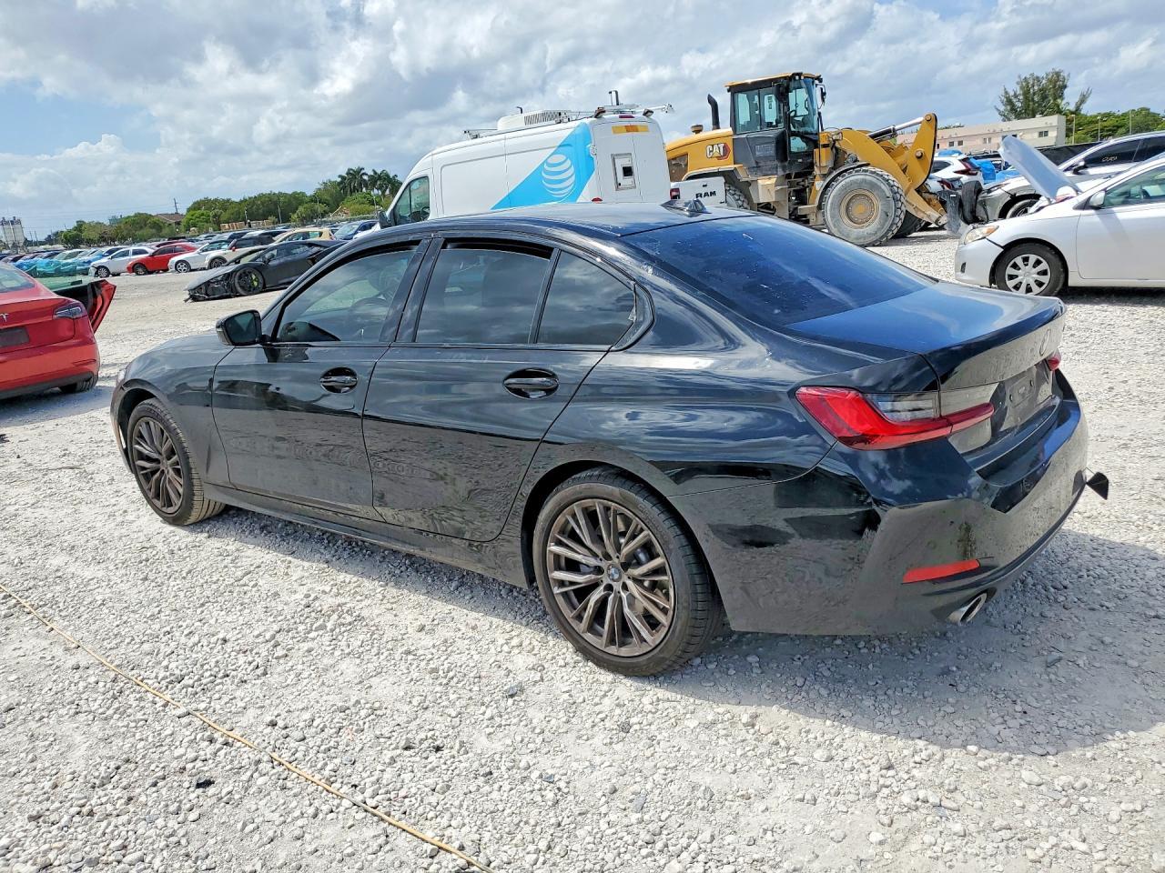 2023 BMW 330I - Фото 2