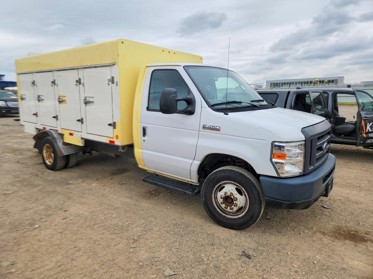 2018 Ford Econoline E450 Super Duty Cutaway Van - Image 4
