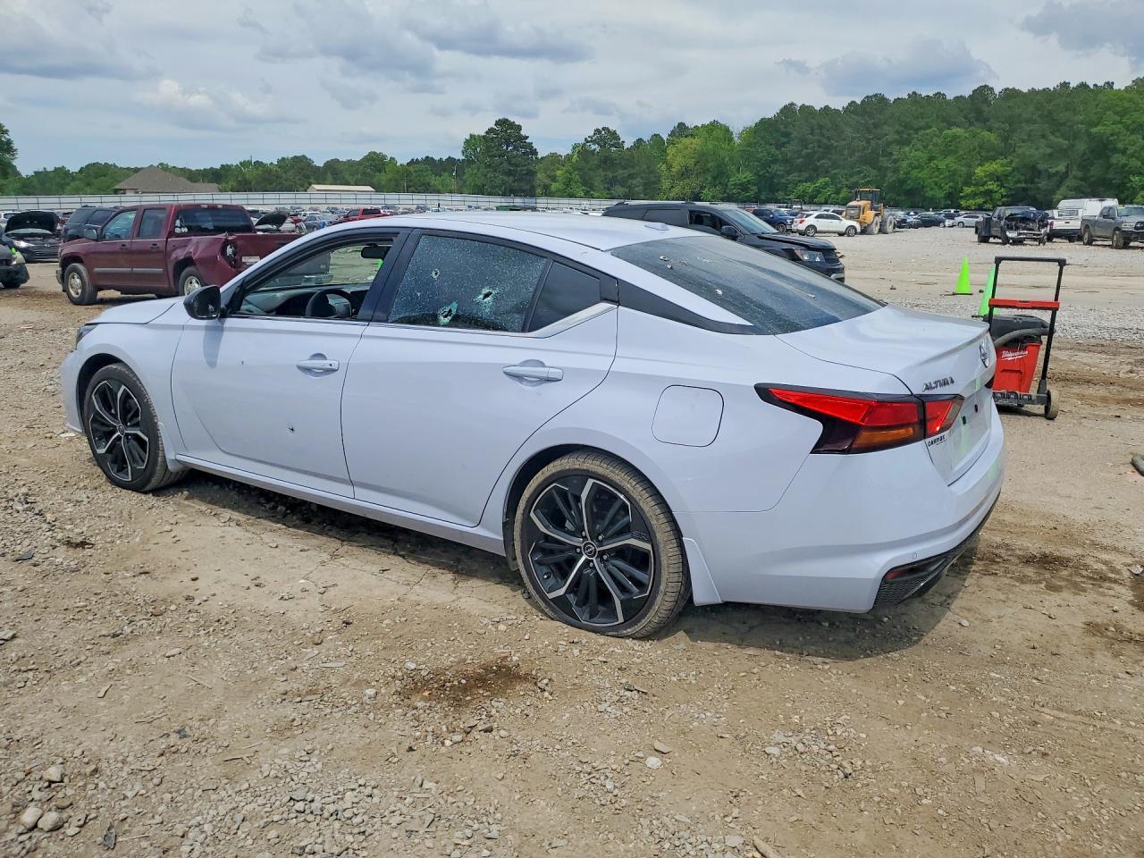 2025 Nissan Altima Sr - Image 2