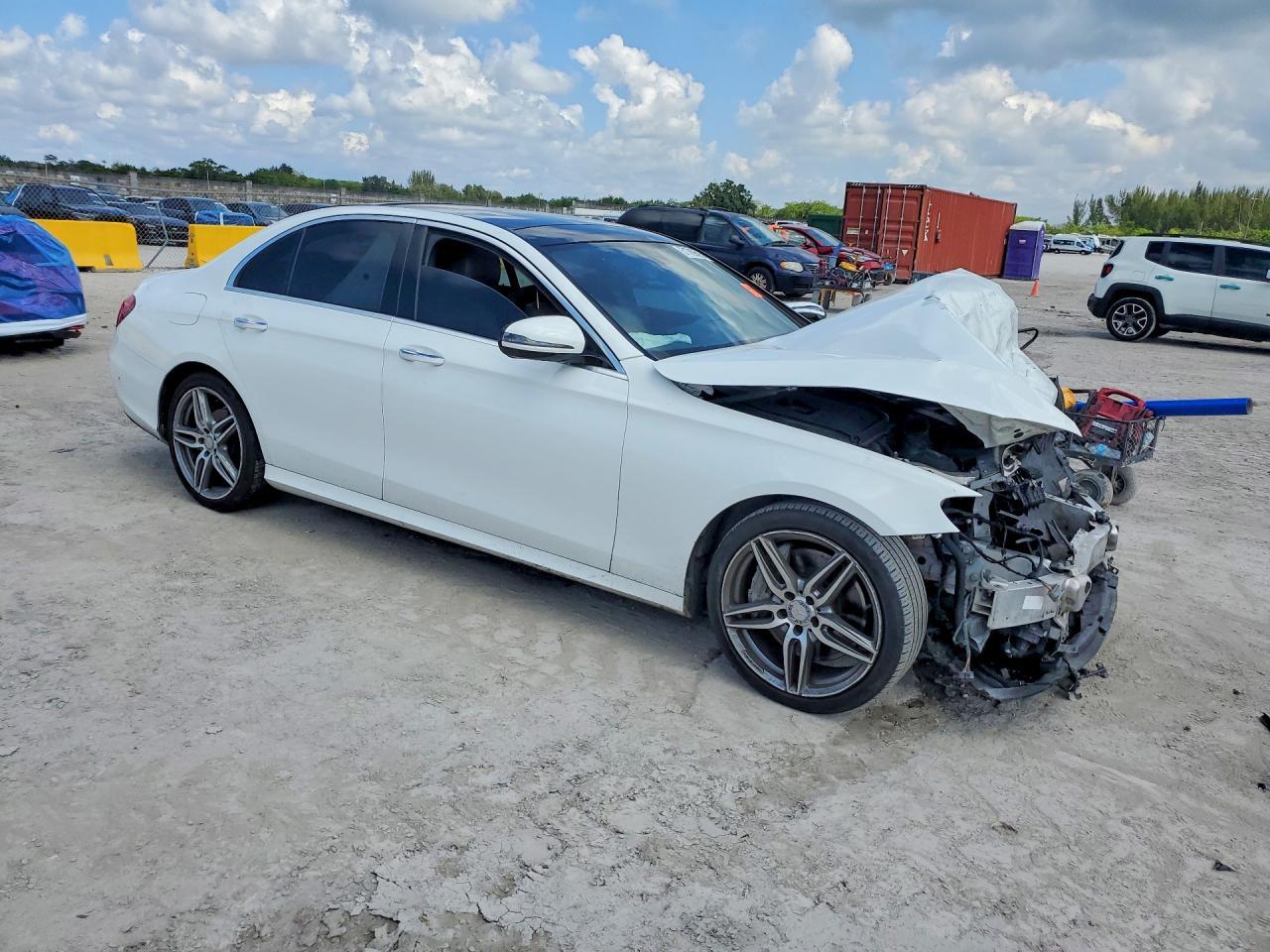 2017 Mercedes-Benz E 300 - Фото 4