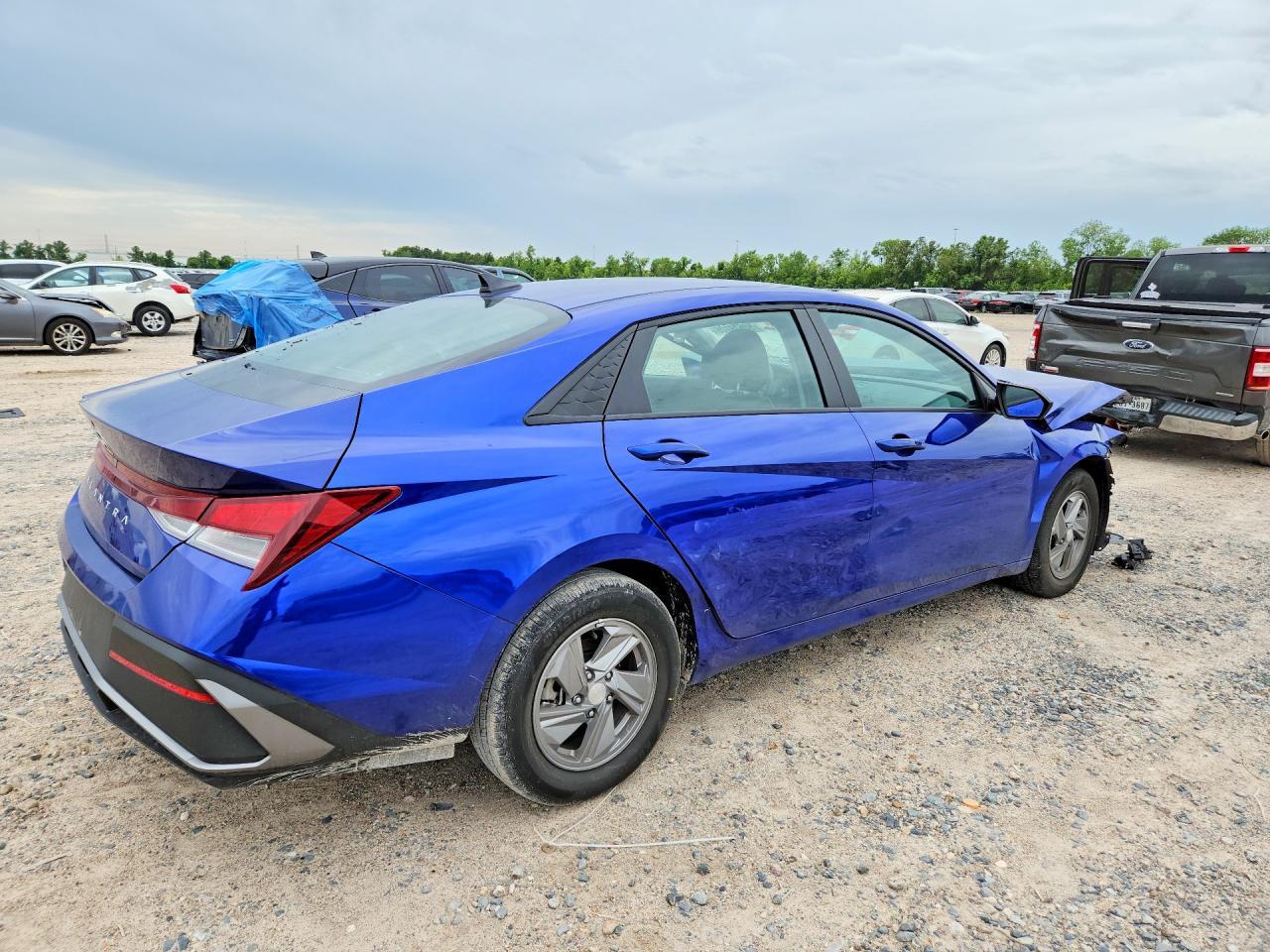 2025 Hyundai Elantra Se - Image 3