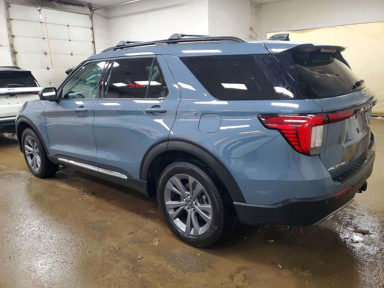 2025 Ford Explorer Active - Image 2
