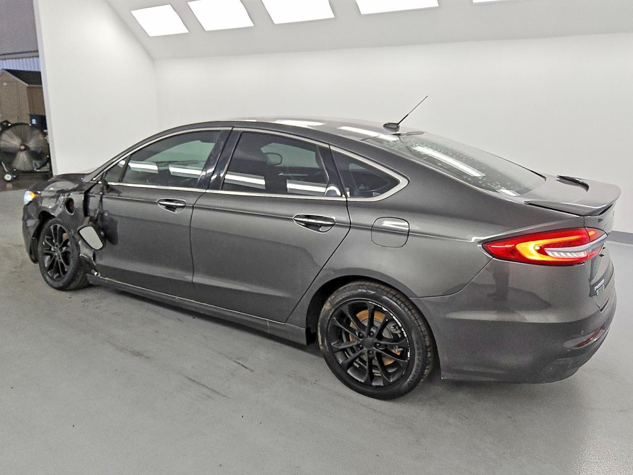 2019 Ford Fusion Titanium - Фото 2
