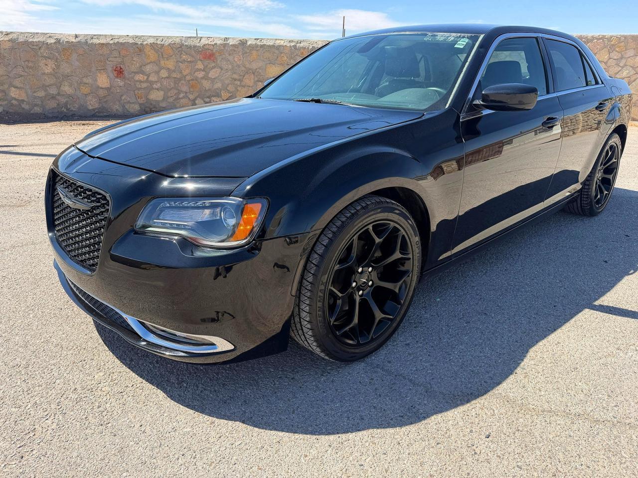 2015 Chrysler 300 Limited - Фото 2