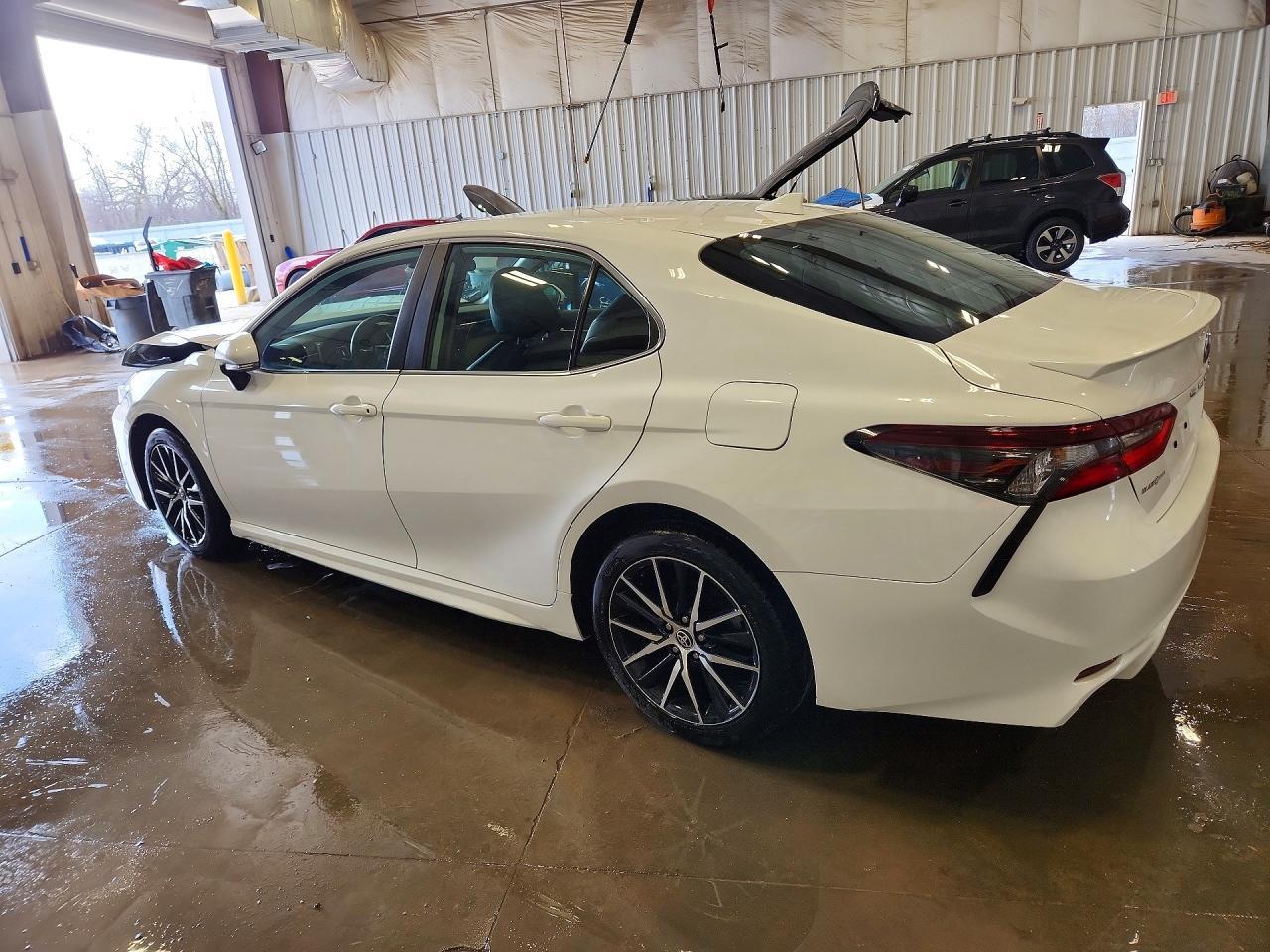 2022 Toyota Camry Se - Фото 2