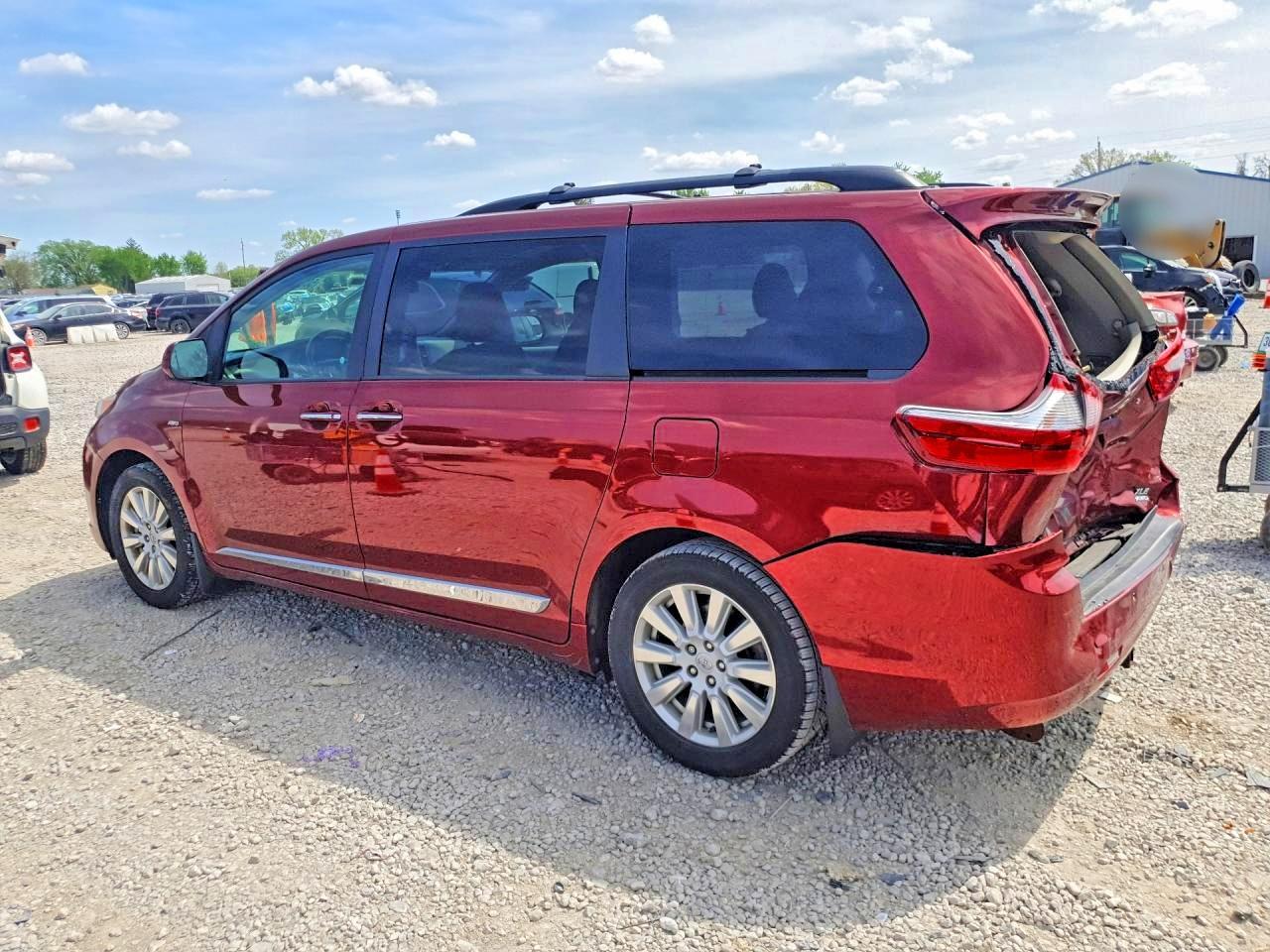 2017 Toyota Sienna Xle Premium 7-Passenger - Image 2