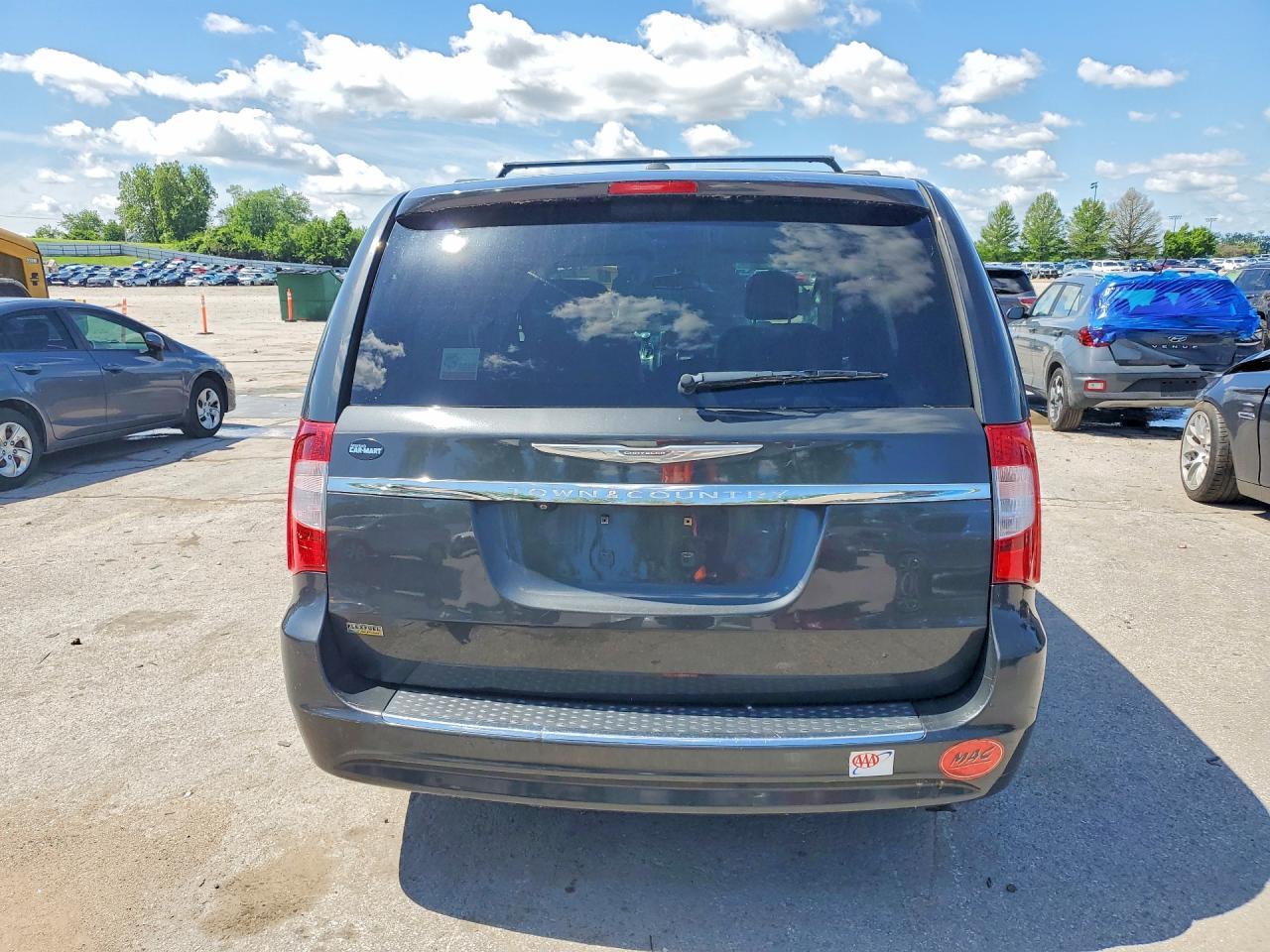 2012 Chrysler Town & Country Touring - Фото 6