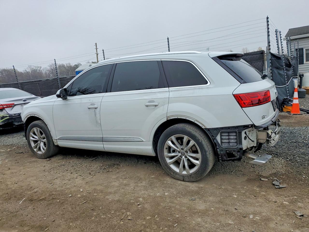2017 Audi Q7 Premium Plus - Image 2