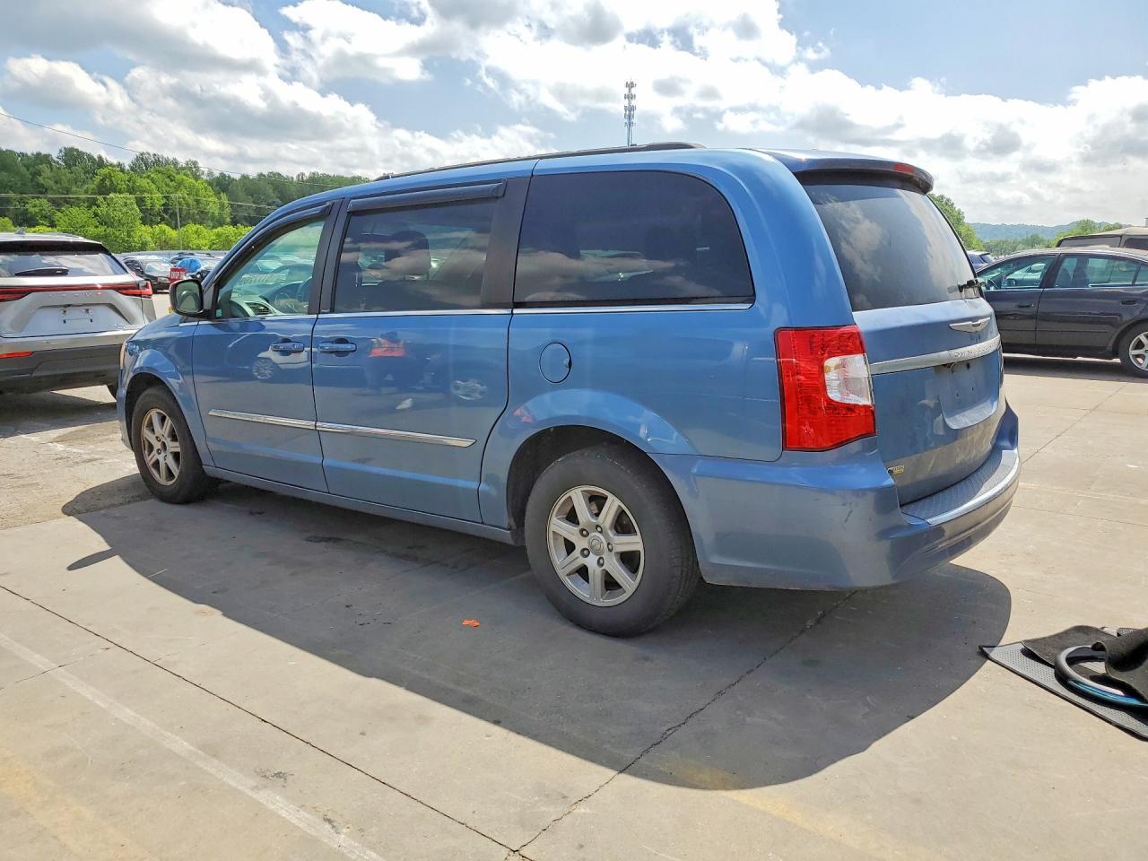 2012 Chrysler Town & Country Touring - Фото 2