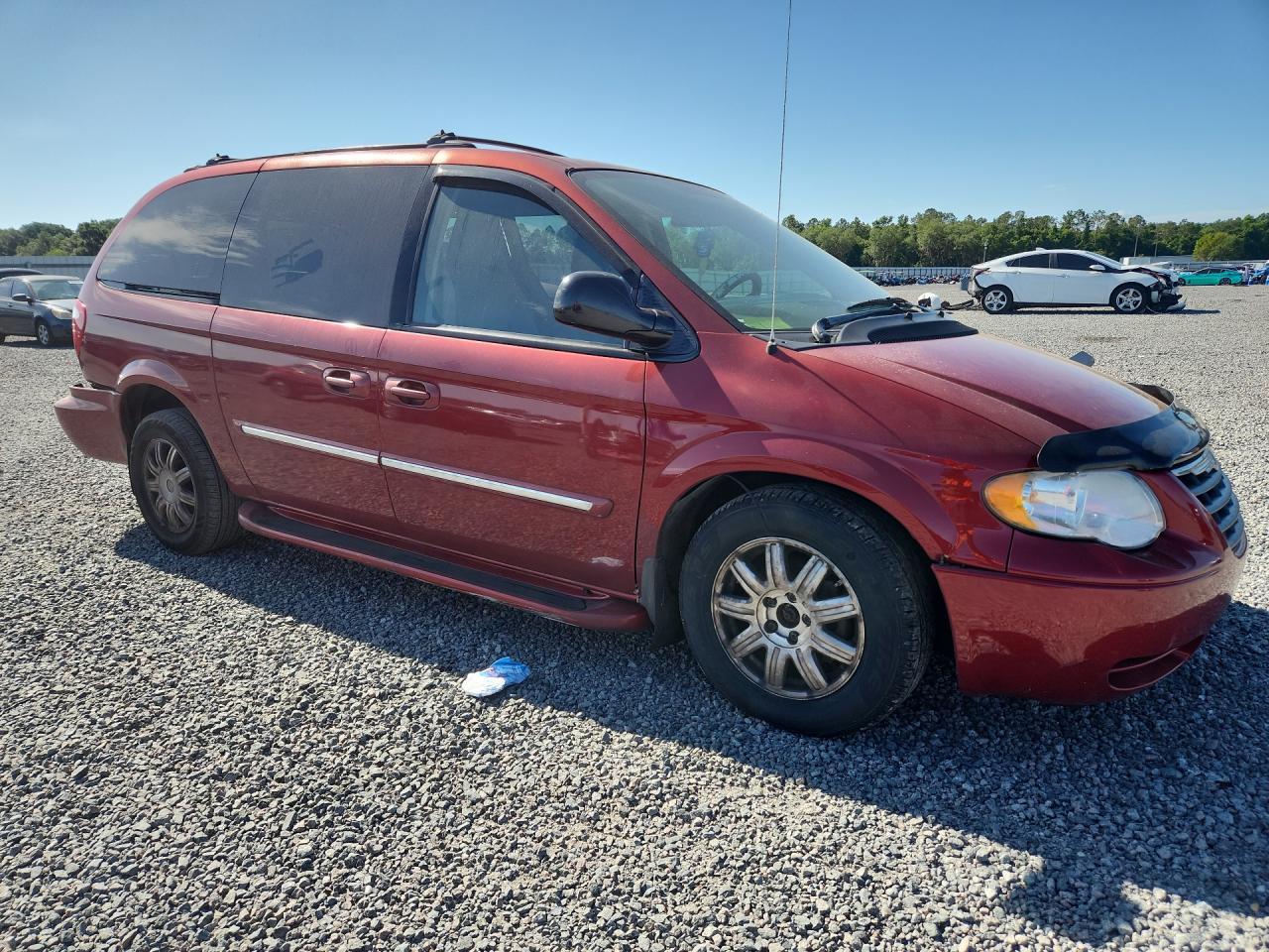 2005 Chrysler Town & Country Touring - Image 4