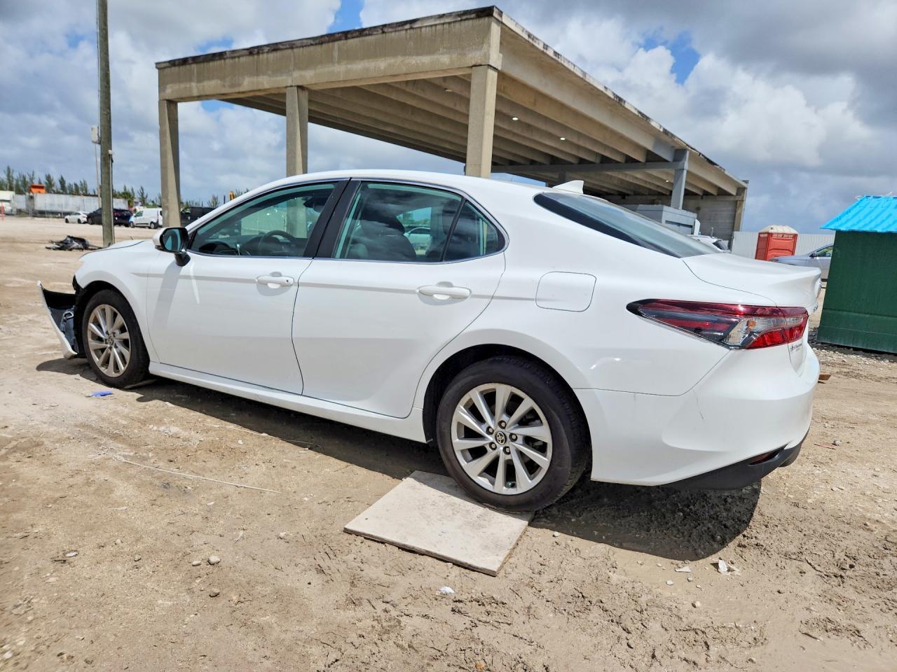 2024 Toyota Camry Le - Фото 2