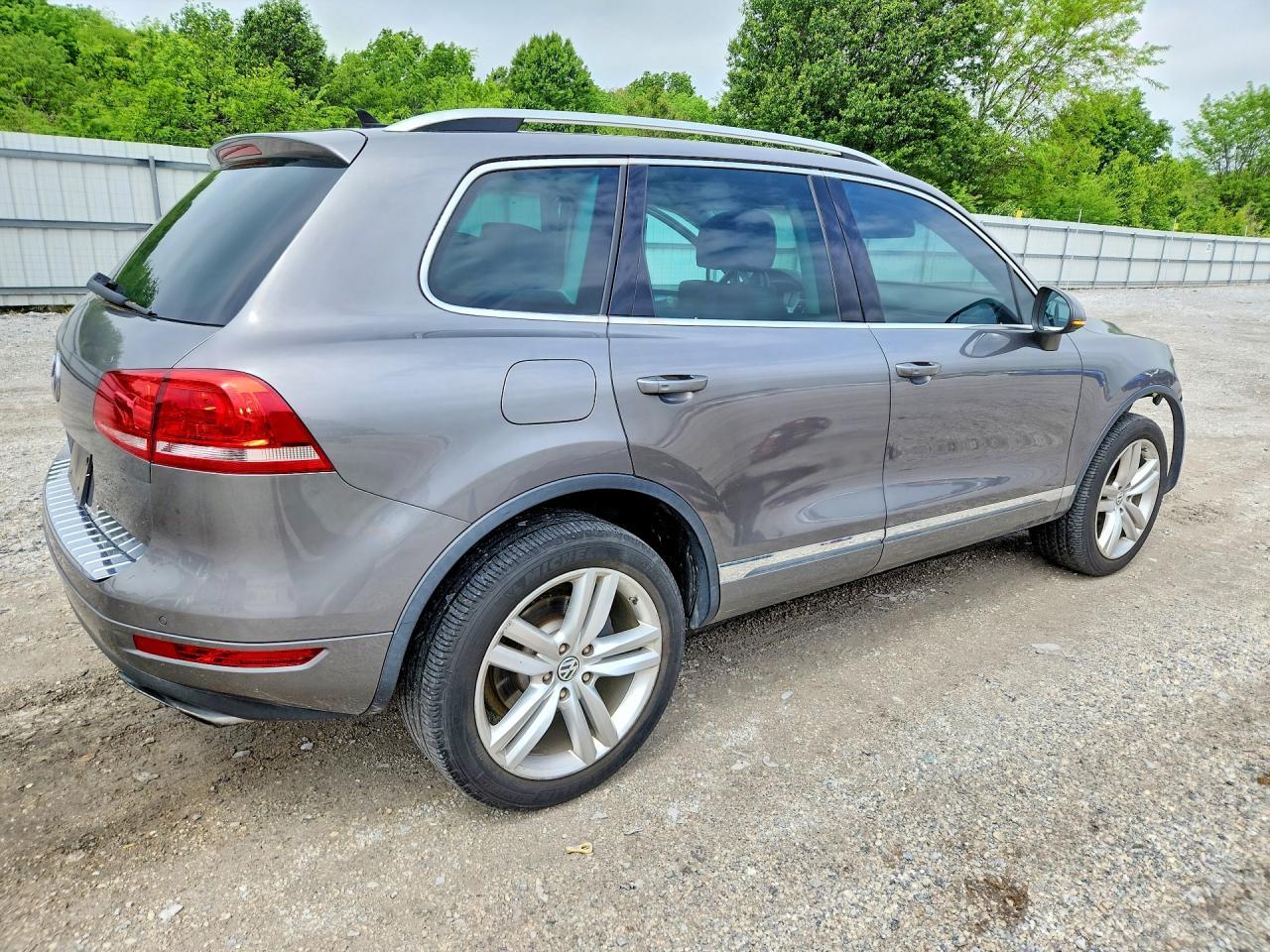 2011 Volkswagen Touareg - Image 3
