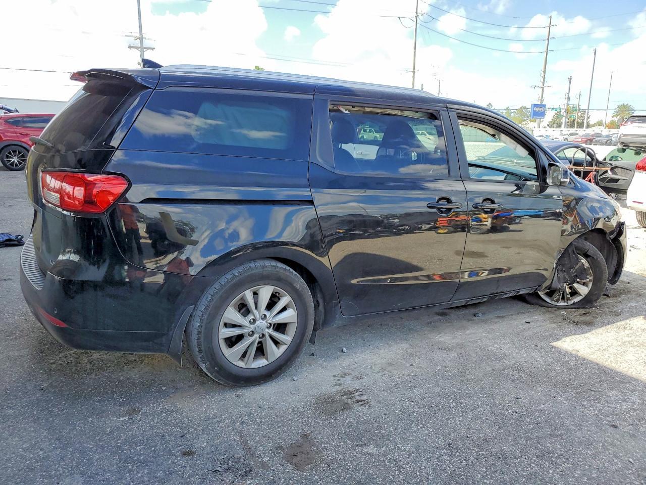 2017 Kia Sedona Lx - Image 3