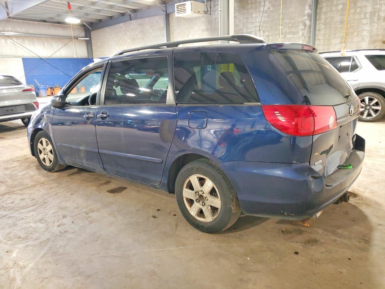 2007 Toyota Sienna Le 7-Passenger - Фото 2