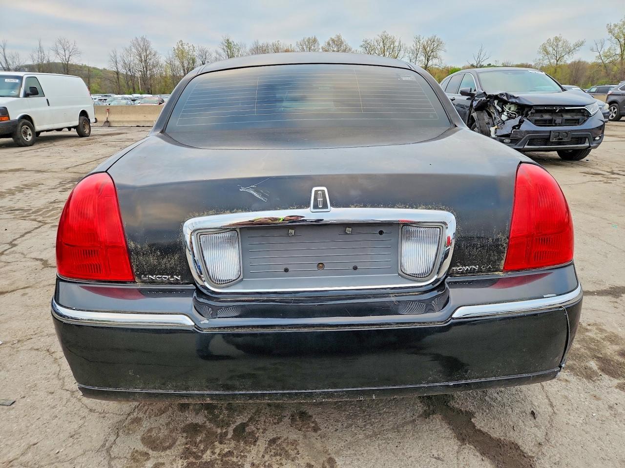 2011 Lincoln Town Car Signature Long Wheelbase - Image 6
