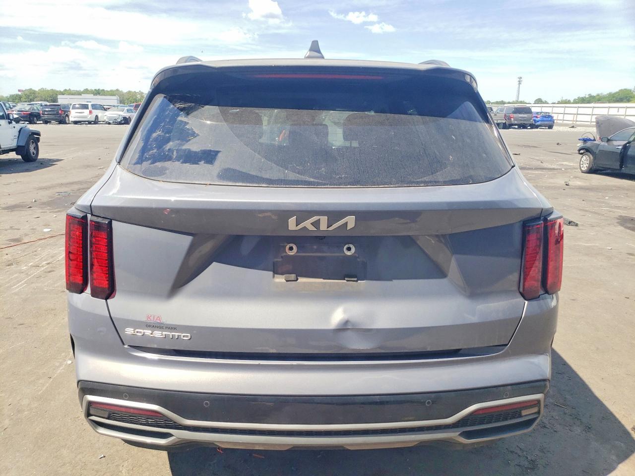 2023 Kia Sorento S - Image 6