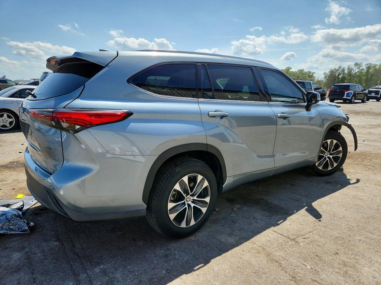 2020 Toyota Highlander Xle - Image 3