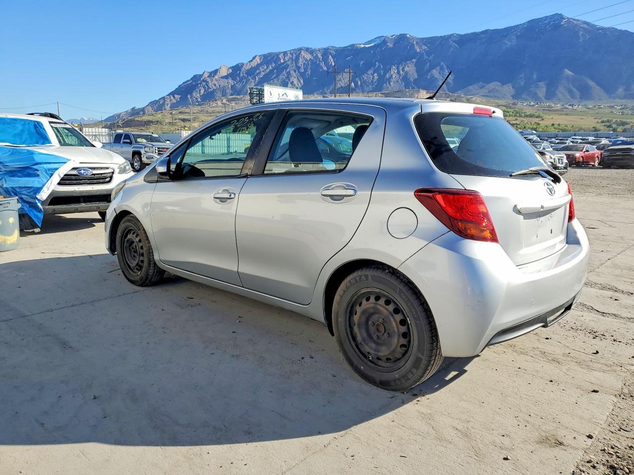 2015 Toyota Yaris 5-Door L - Фото 2