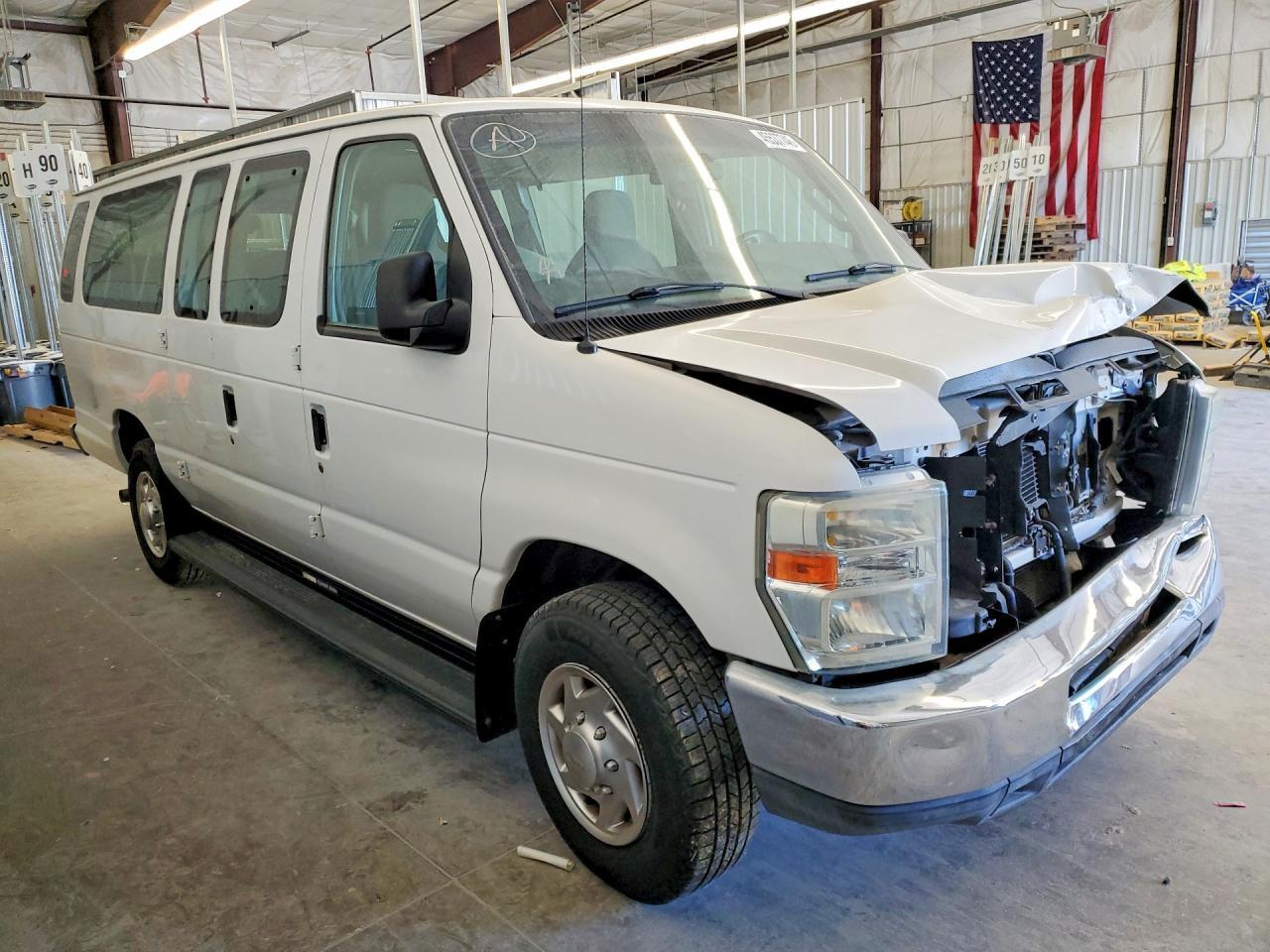 2010 Ford Econoline E350 Super Duty Wagon - Фото 4