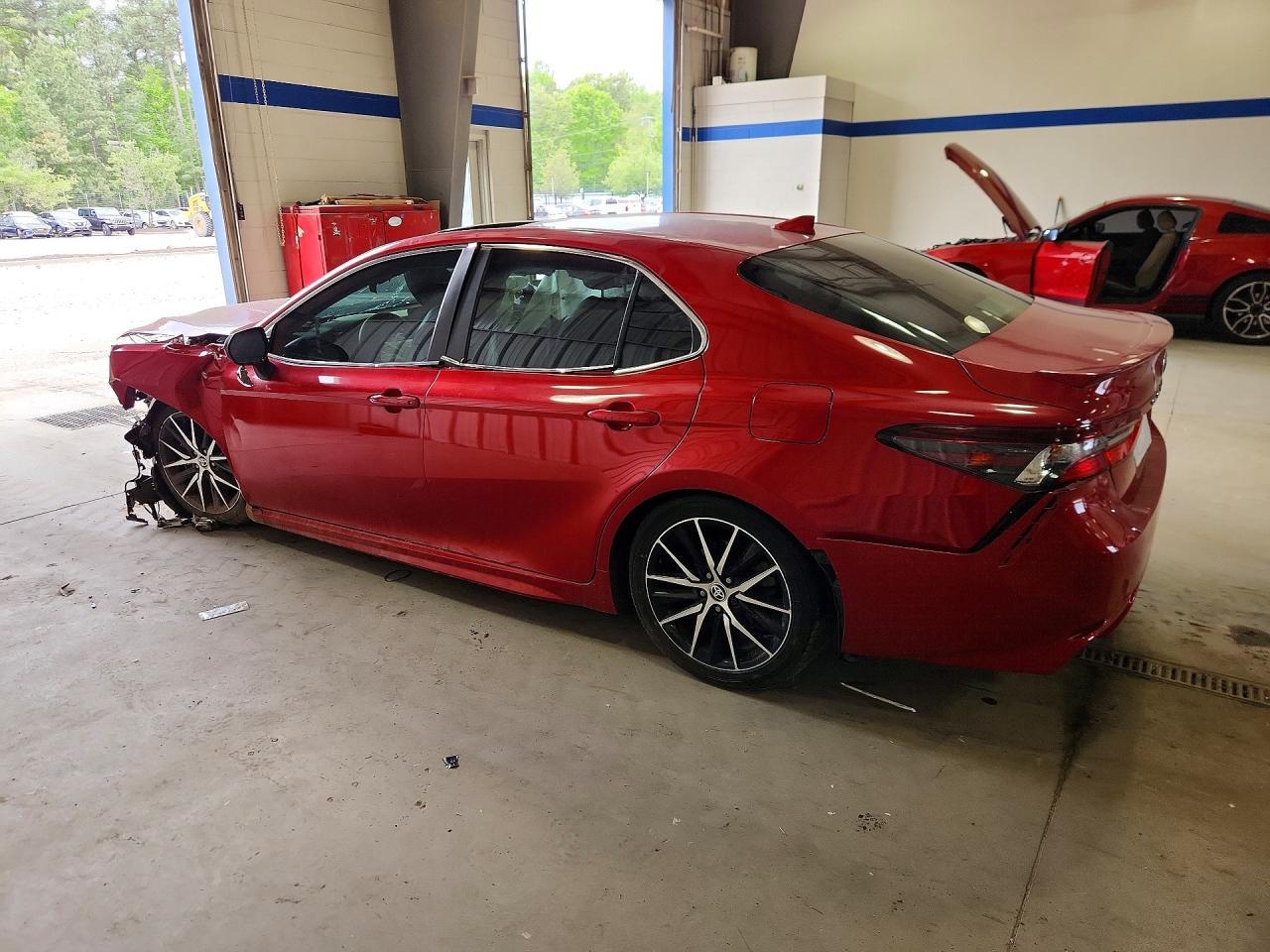 2022 Toyota Camry Se - Фото 2