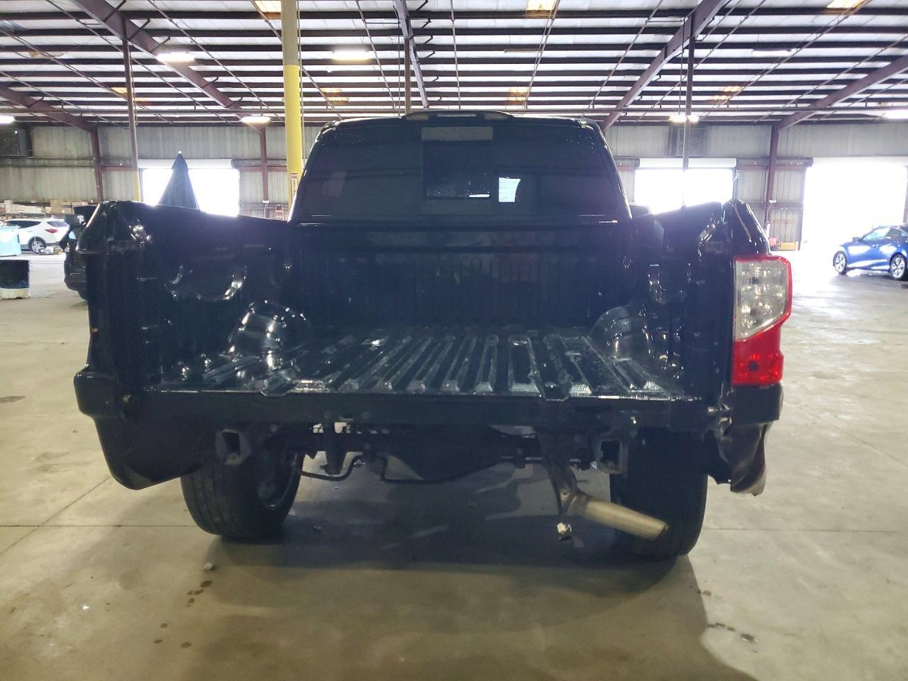 2020 Nissan Titan Sv - Image 6