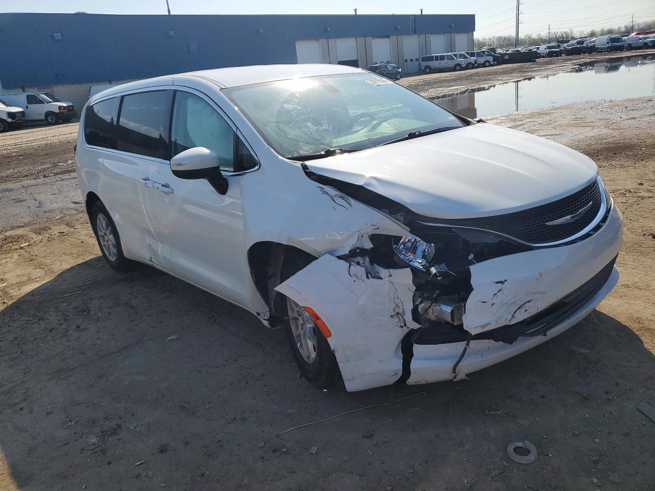 2017 Chrysler Pacifica Touring - Image 4