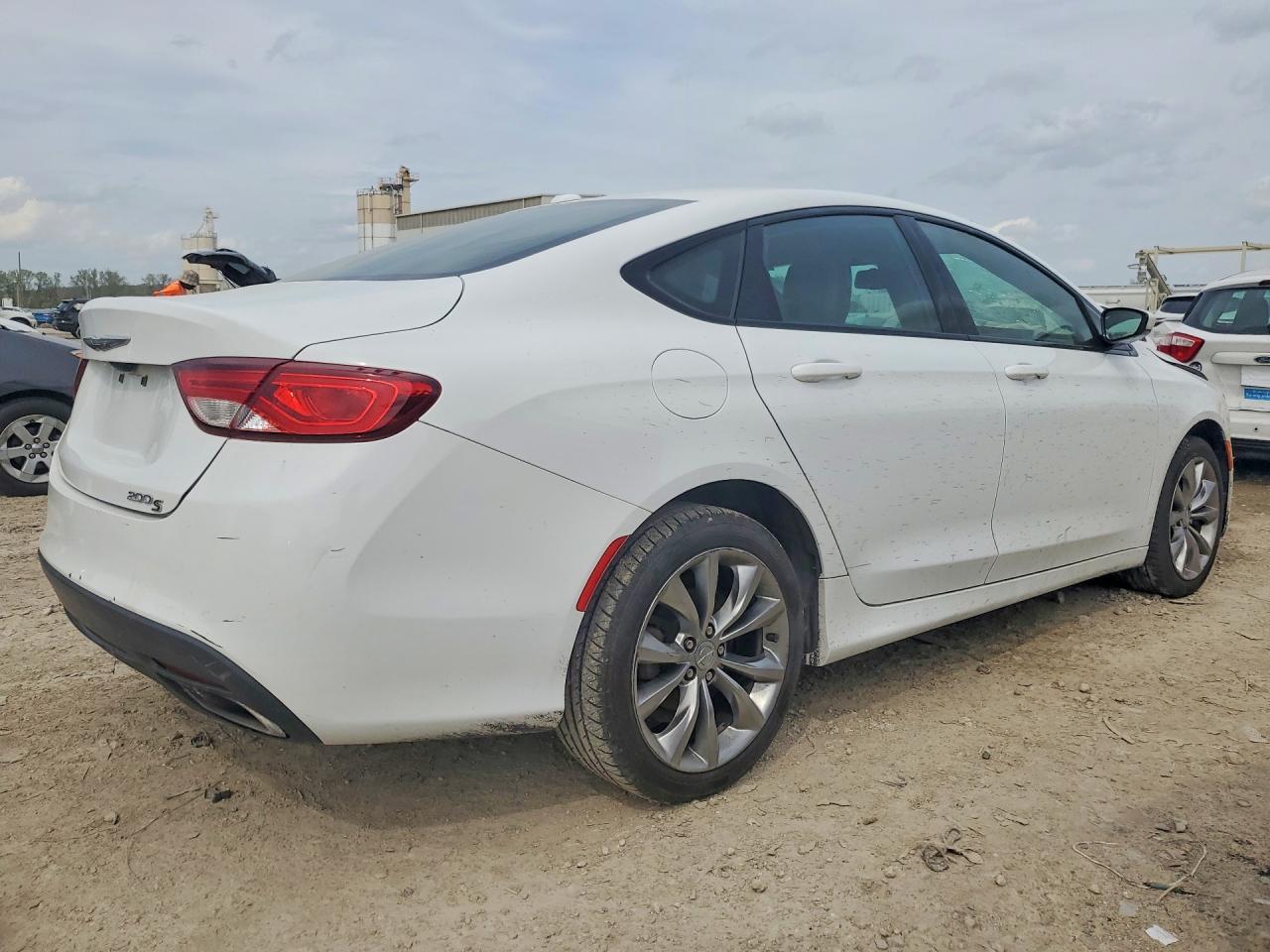 2015 Chrysler 200 S - Фото 3