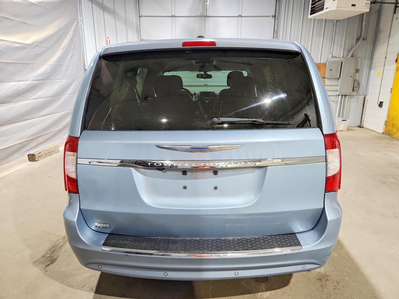 2012 Chrysler Town & Country Touring L - Фото 6