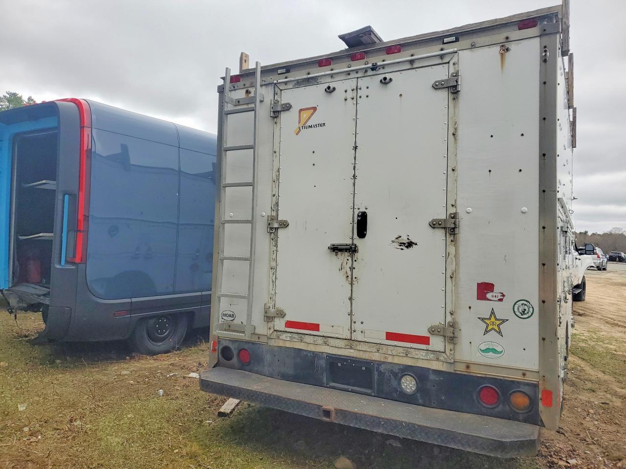 2004 GMC Savana Cutaway G3500 - Image 6