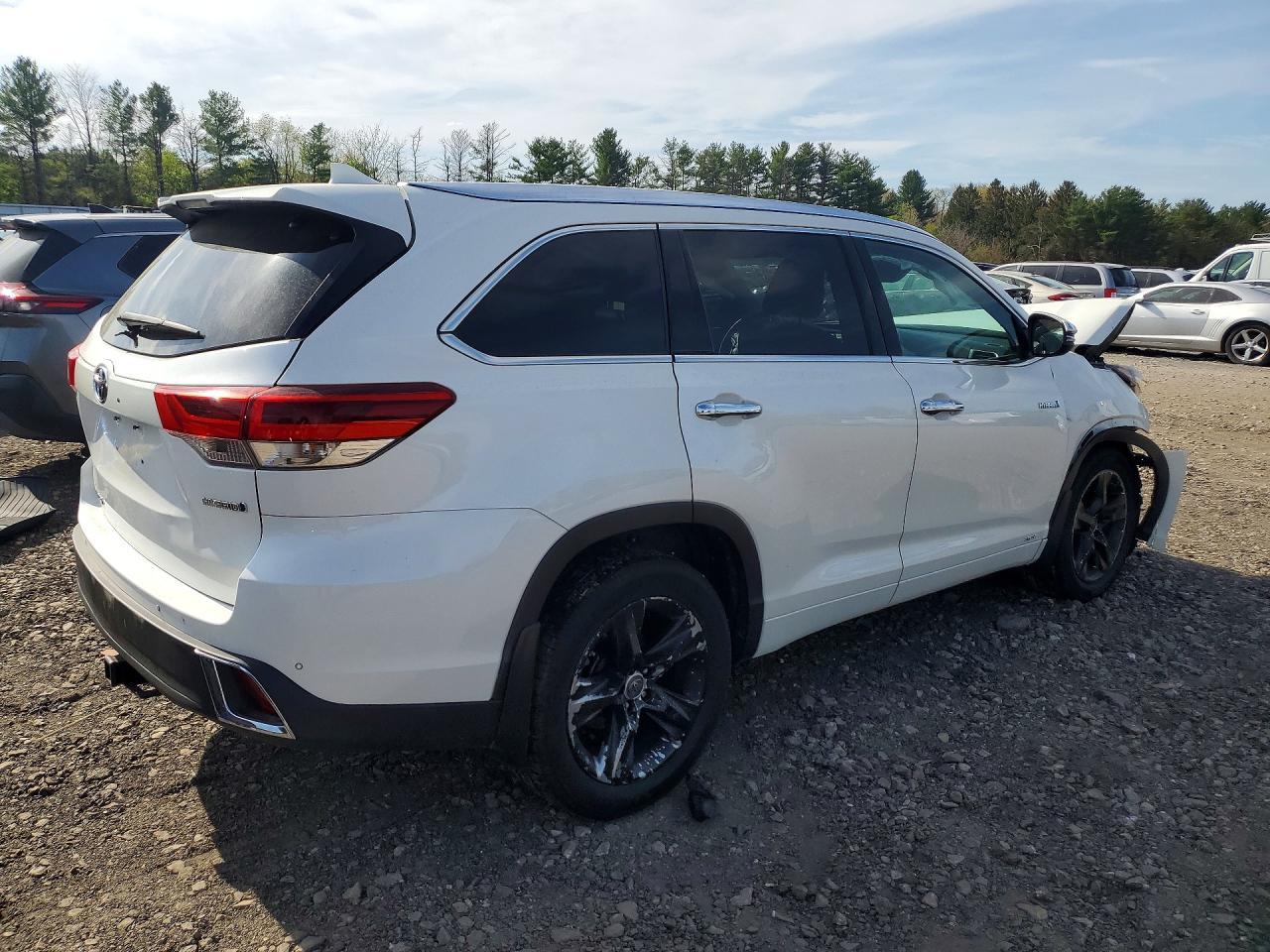2019 Toyota Highlander Hybrid Limited - Image 3