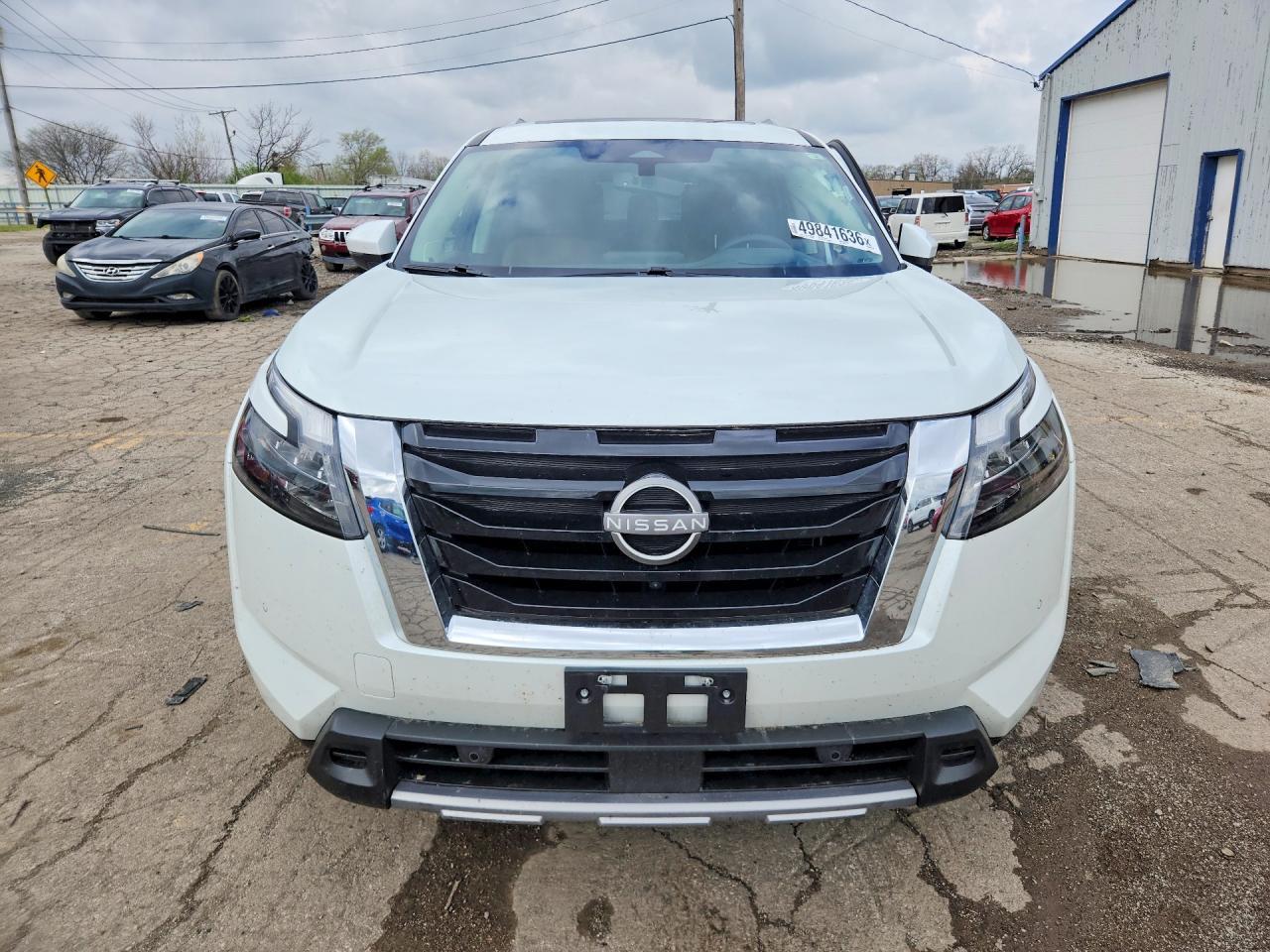 2025 Nissan Pathfinder Platinum - Image 5