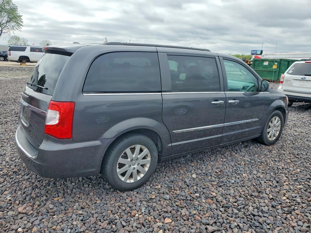 2016 Chrysler Town & Country Touring - Image 3
