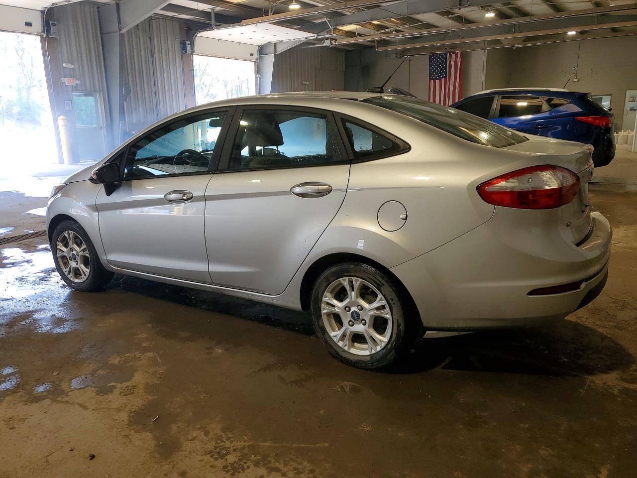 2015 Ford Fiesta Se - Фото 2