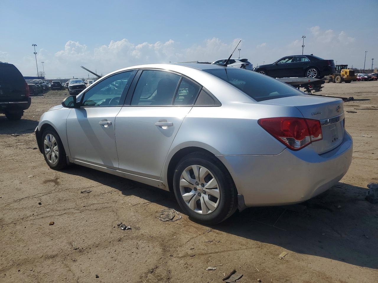 2014 Chevrolet Cruze Ls - Image 2