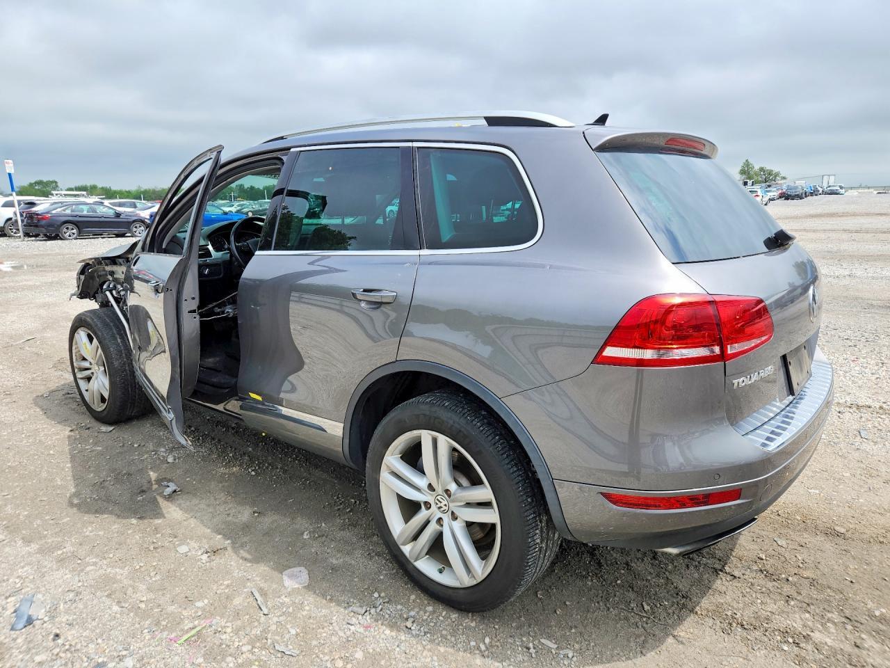 2011 Volkswagen Touareg - Image 2